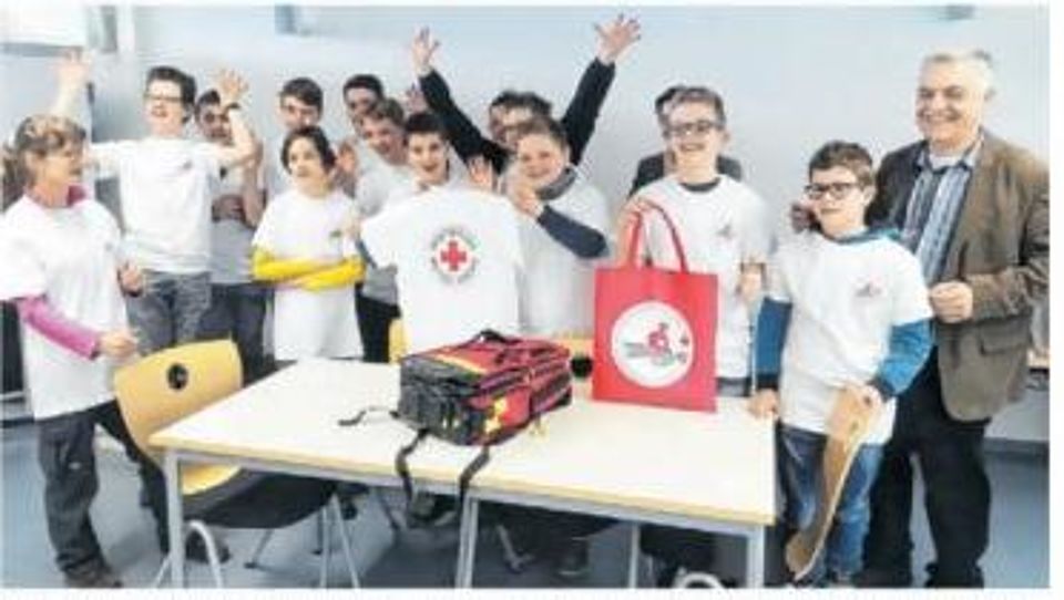 Die Ersthelfer mit ihrer Lehrerin Irene Scholz (links) und mit Schulleiter Ottmar Dörrer.